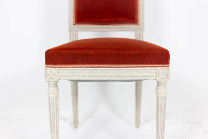 Série de six chaises de style Louis XVI en bois laqué, détails 2