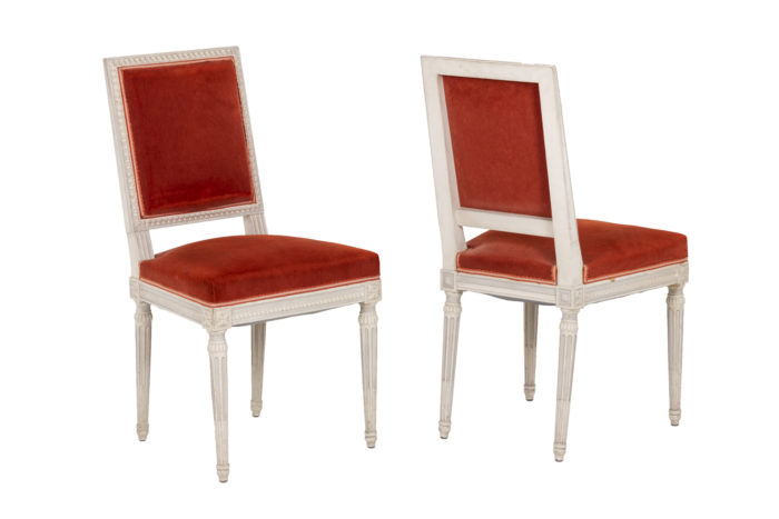 Série de six chaises de style Louis XVI en bois laqué, vue de deux chaises