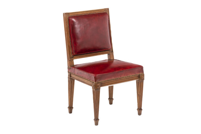 Série de trois chaises rouges en bois et cuir, époque Louis XVI,