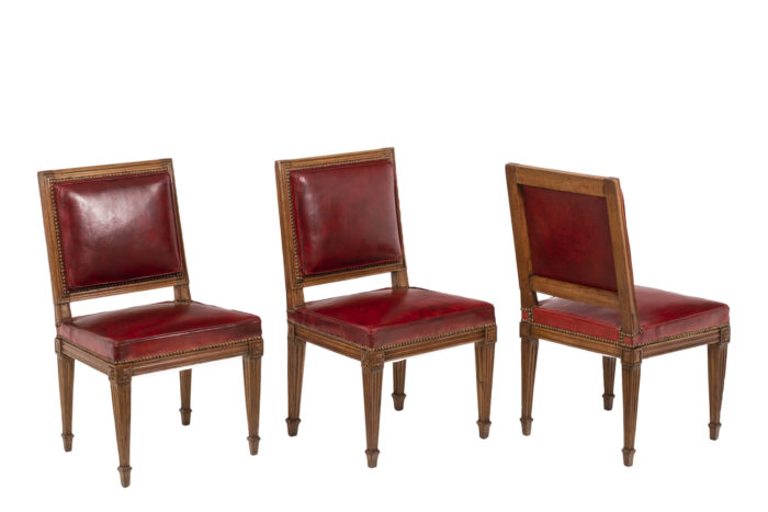 Série de trois chaises rouges en bois et cuir, époque Louis XVI