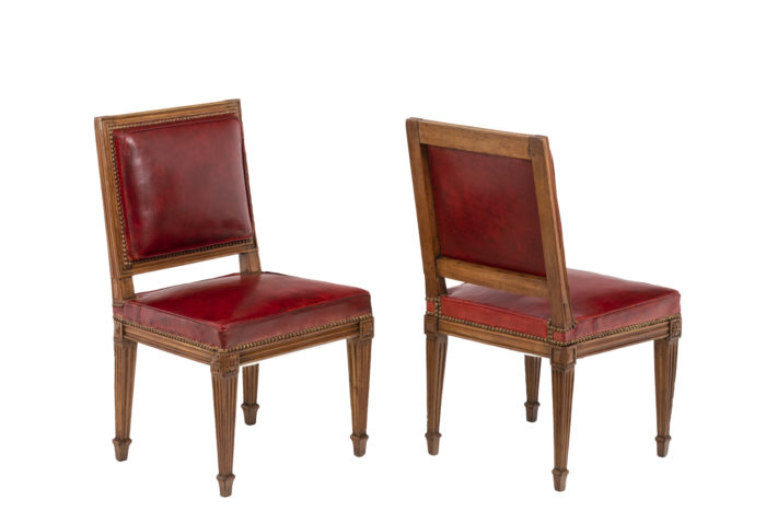 Série de trois chaises rouges en bois et cuir, époque Louis XVI, vue d'ensemble