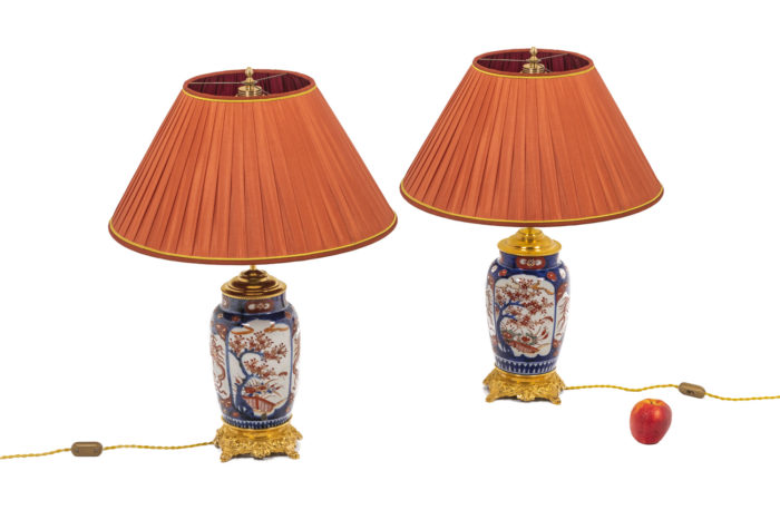 Paire de lampe en porcelaine Imari, vue d'ensemble 2