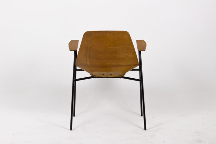 Pierre Guariche, Fauteuils en contreplaqué et métal laqué noir, vue de dos