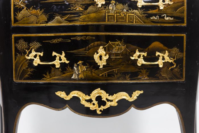 Petite commode sauteuse de style Louis XV, détails 1