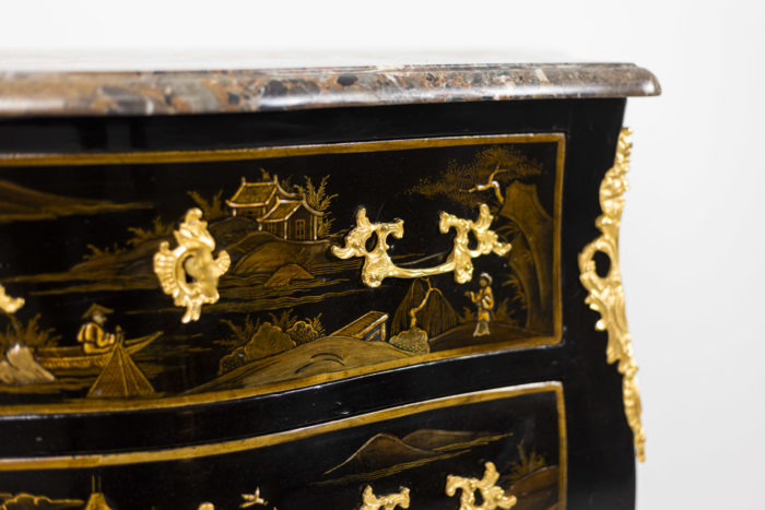 Petite commode sauteuse de style Louis XV, détails