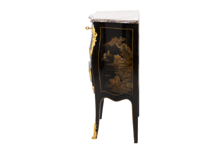 Petite commode sauteuse de style Louis XV, vue de profil 2