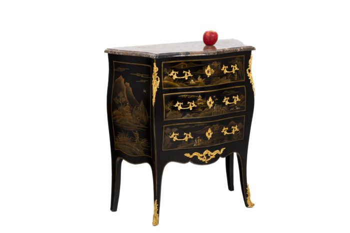 Petite commode sauteuse de style Louis XV, vue d'ensemble 2