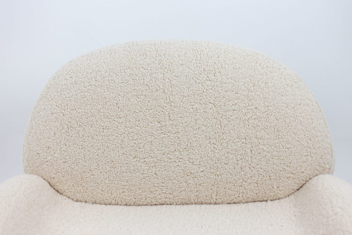 Large square pouffe in sheepskin-like fabric 3