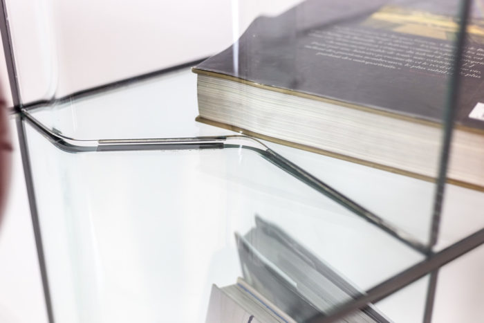 Inori glass bookcase - detail compartment