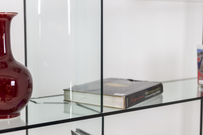 Inori glass bookcase - glass detail