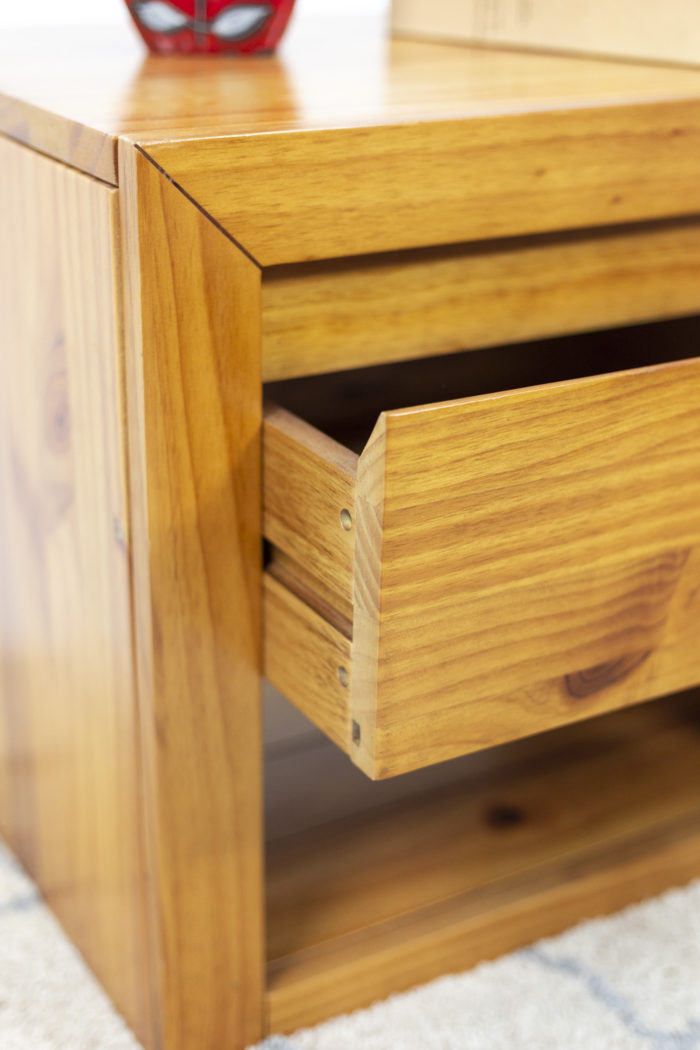Pair of bedsides - detail of assembly of the drawer