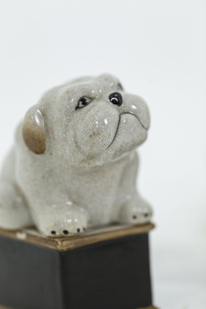 Pair of small dogs in celadon cracked porcelain, detail onto a dog