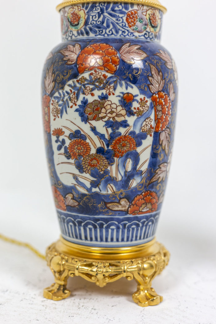 Pair of lamps in Imari - focus onto flowers