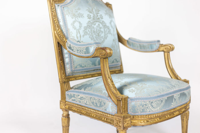 Paire de fauteuils d'apparat de style Louis XVI - focus 3:4