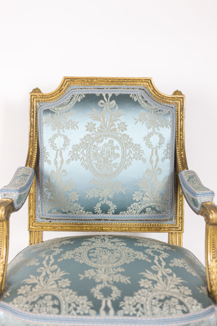 Paire de fauteuils d'apparat de style Louis XVI - focus tissu médaillon