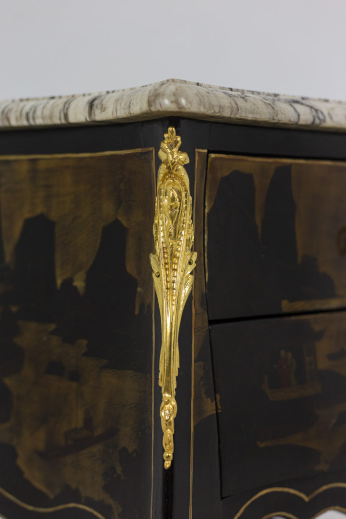 Table de salon en laque - détail des bronzes