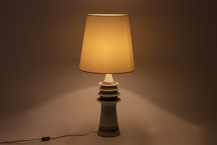 Lampe en céramique de Carl Cunningham - allumée