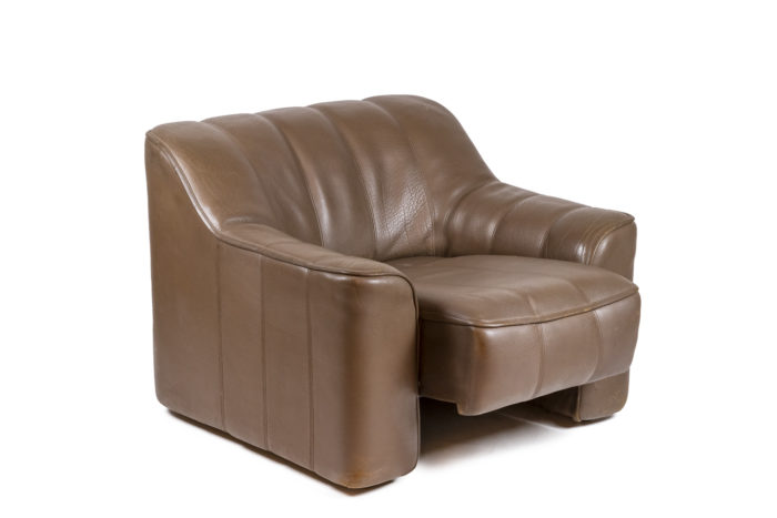 Armchair and ottoman in leather - other view 3:4