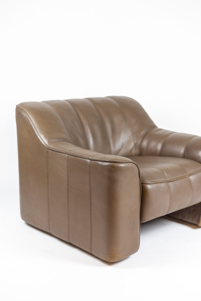 Fauteuil en cuir marron glacé - focus