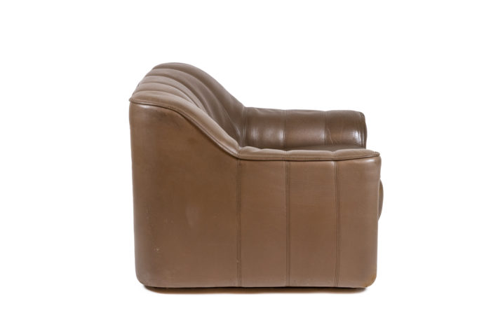 Fauteuil en cuir marron glacé - profil