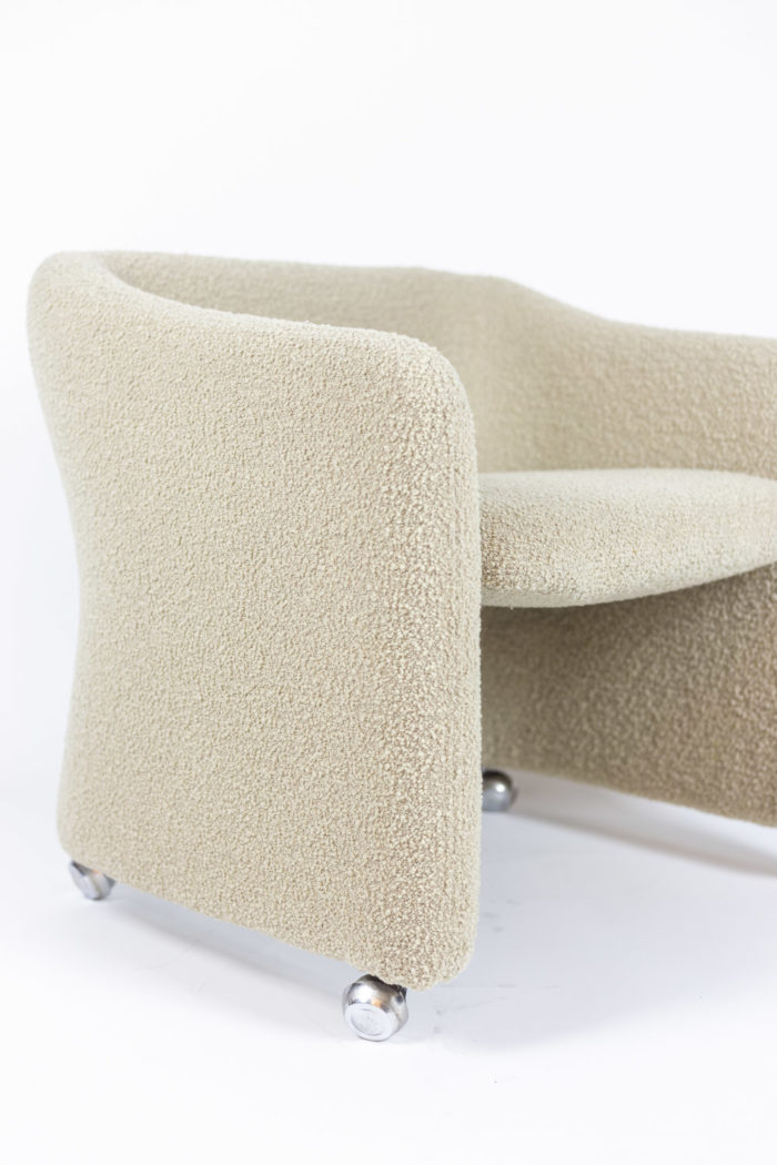 Pair of armchairs in curly - detail