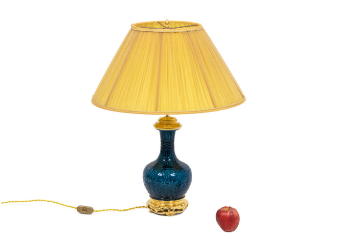 Lampe à décor de fleurs bleues - échelle