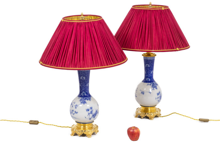 Paire de lampes décor bleu sur fond blanc - échelle