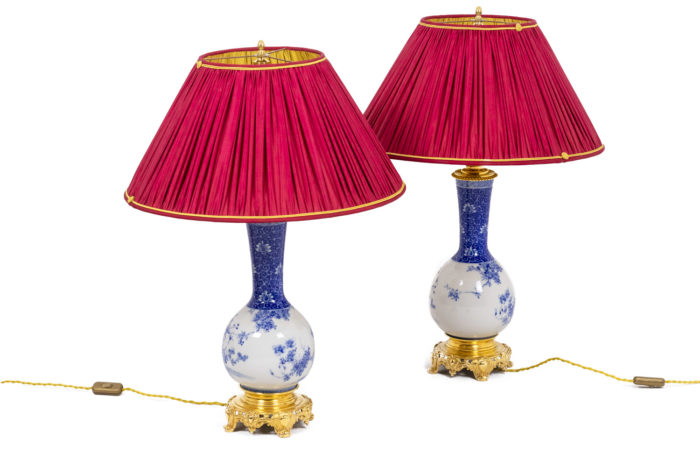 Paire de lampes décor bleu sur fond blanc - la paire