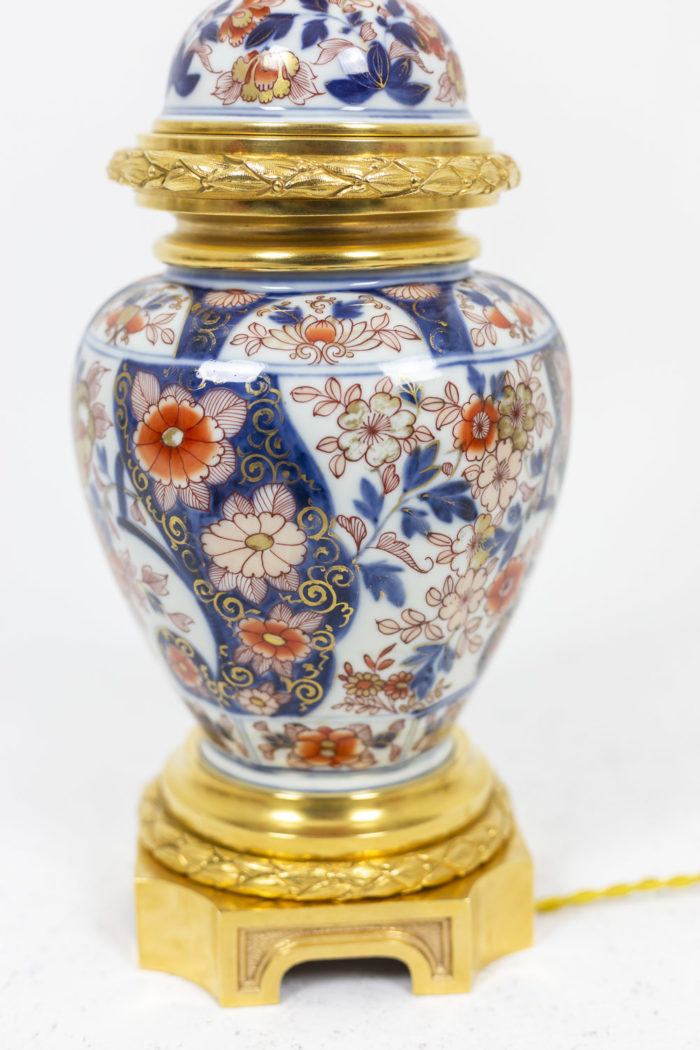 Paire de lampes en porcelaine d'Imari - col