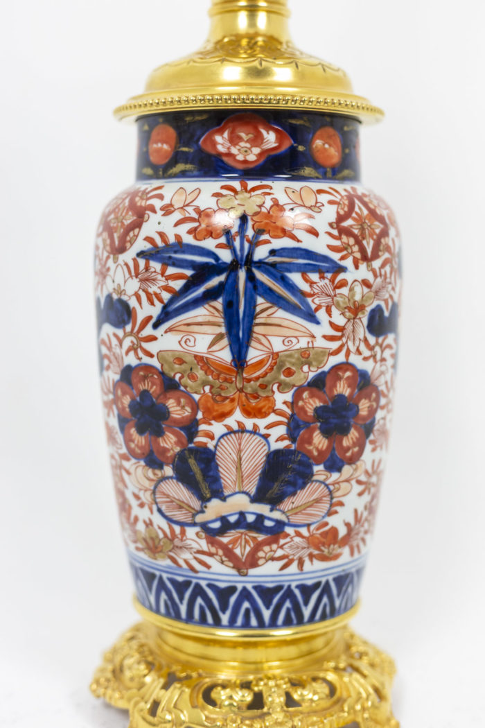 Paire de lampes en porcelaine d'Imari - focus sur le col