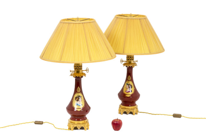 Paire de lampes rouge sans de boeuf à décor de médaillons - échelle