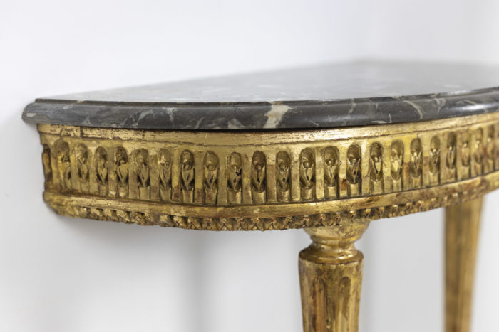 Console demi lune en bois doré et marbre gris, époque Louis XVI - ceinture 3:4