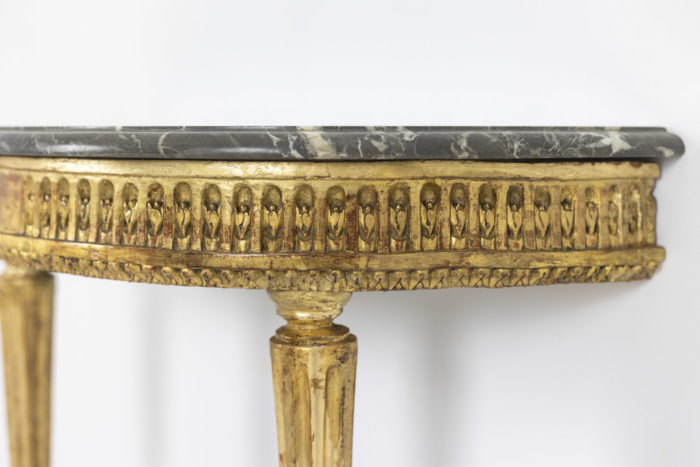 Console demi lune en bois doré et marbre gris, époque Louis XVI - ceinture, marbre et haut du piètement