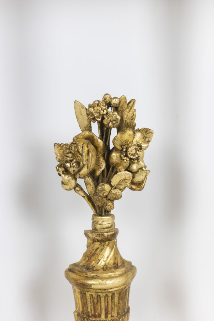 Console demi lune en bois doré et marbre gris, époque Louis XVI - décor entretoise