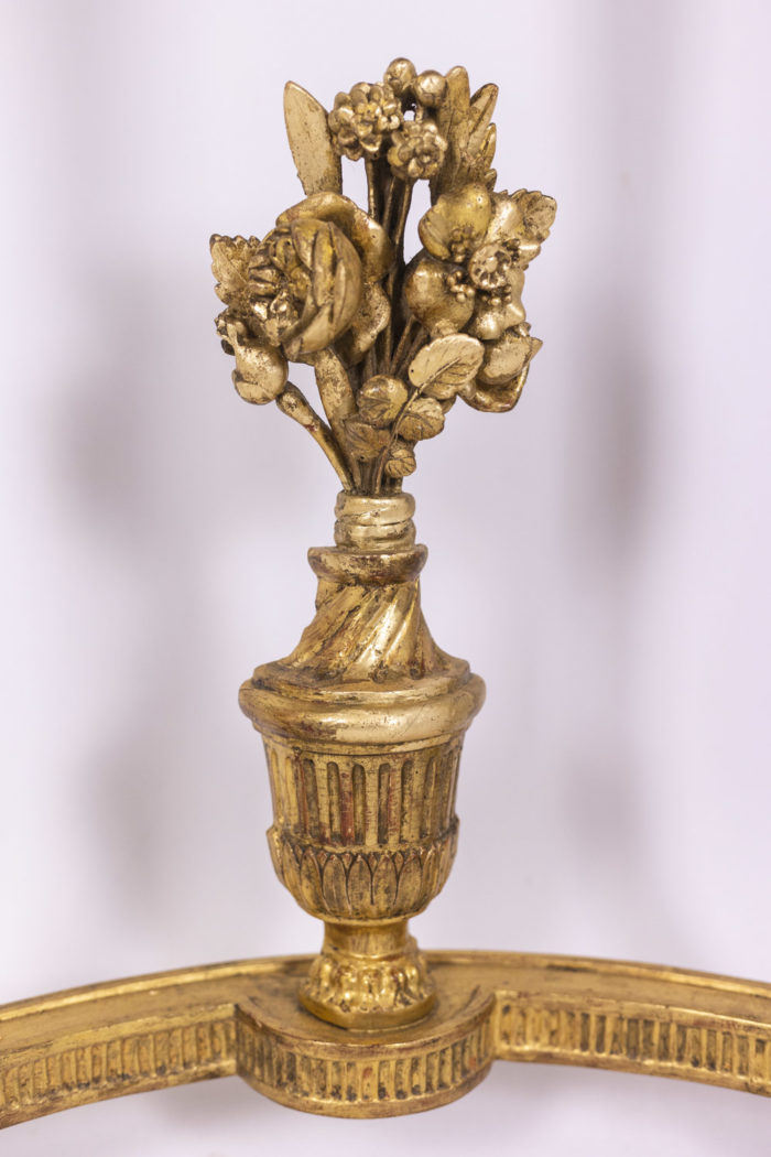 Console demi lune en bois doré et marbre gris, époque Louis XVI - détail du pot à feu à décor de fleurs