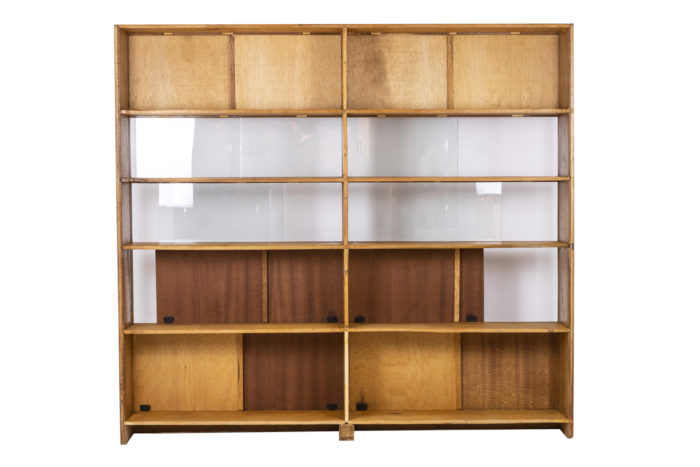 Bookcase in oak - face with glasses