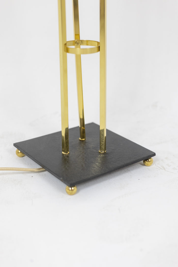 Floor lamp in golden brass with three lights in opaline  - detail of the base
