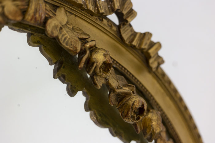 Miroir en bois doré à décor de guirlandes de fleurs et d'un ruban - détail guirlandes et morceau de ruban