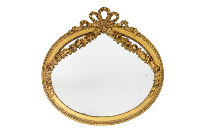 Miroir en bois doré à décor de guirlandes de fleurs et d'un ruban - face