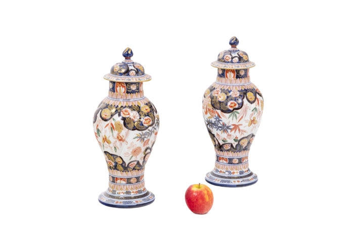 Pair of vases in porcelain of Imari - collar