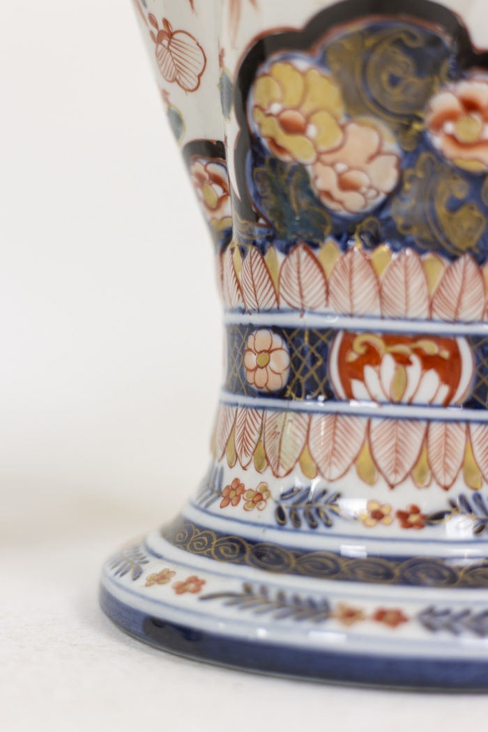 Pair of vases in porcelain of Imari - focus onto the base