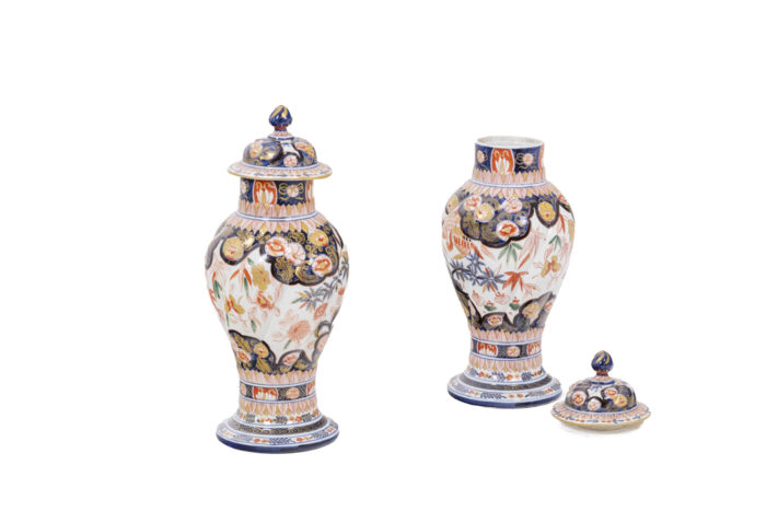 Pair of vases in porcelain of Imari - one vase without lid