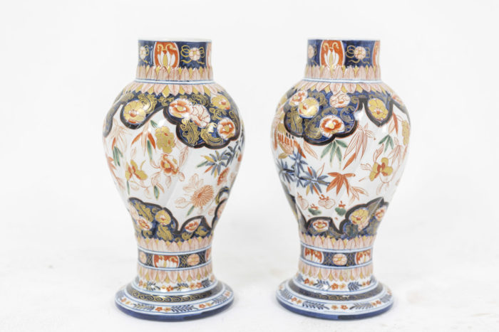 Pair of vases in porcelain of Imari - one face