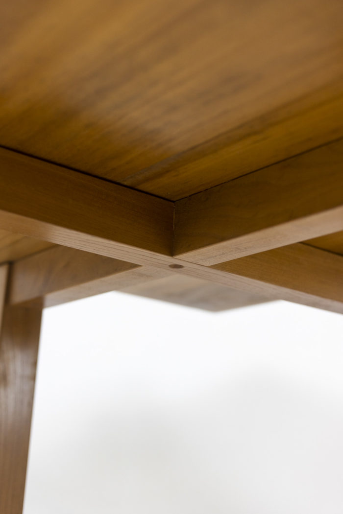 Coffee table in blond elm - focus assembly