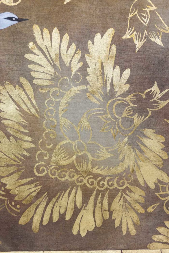 Toile peinte, fond marron et fleurs dorées - autre détail d'une fleur