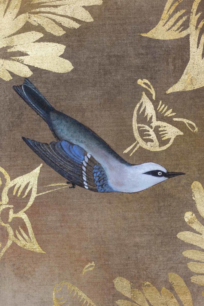 Toile peinte, fond marron et fleurs dorées - détail oiseau