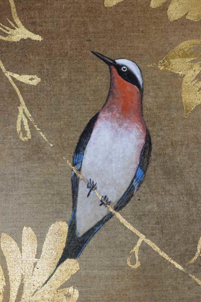 Toile peinte, fond marron et fleurs dorées - zoom oiseau