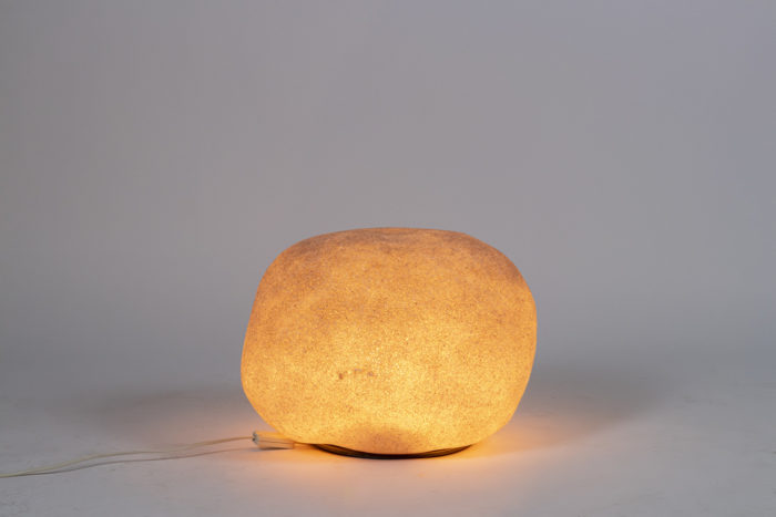 André Cazenave Lampe cailloux en fibre de verre et poudre de marbre, André Cazenave, 1960 - allumé bis