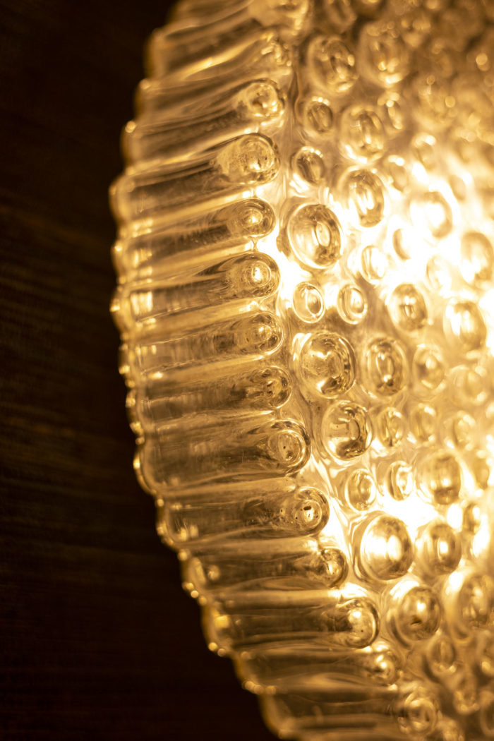 Wallsconce in bulbous glass - detail