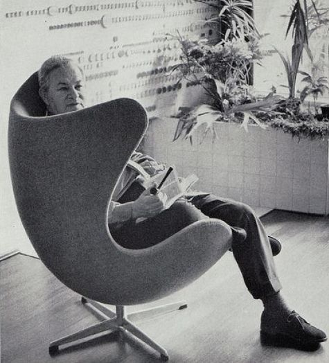 Arne Jacobsen avec son fauteuil iconique